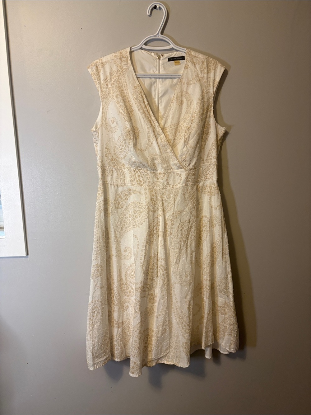 Tommy Hilfiger white and beige Vneck paisley dress
